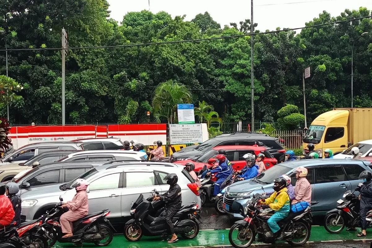Kemacetan panjang terjadi di Jalan DI Panjaitan, Jakarta Timur, Kamis, 22 Januari 2026. (ANTARA/Siti Nurhaliza) <b>(Antara)</b>