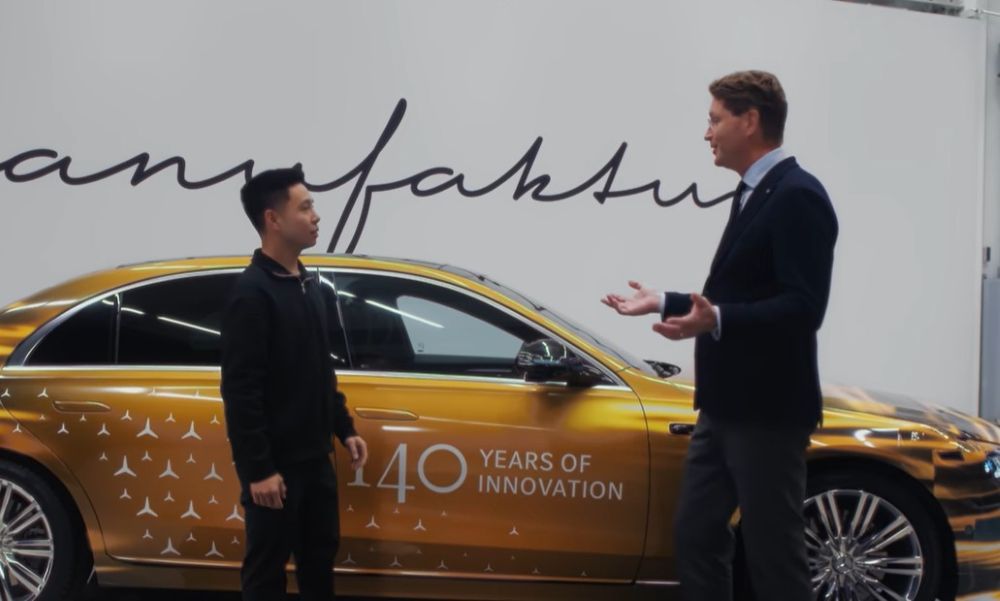 CEO Mercedes-Benz, Ola K&auml;llenius, memberikan bocoran eksklusif mengenai S-Class generasi terbaru melalui sebuah video singkat. (Foto: Tangkapan layar YouTube Mercedes-Benz)