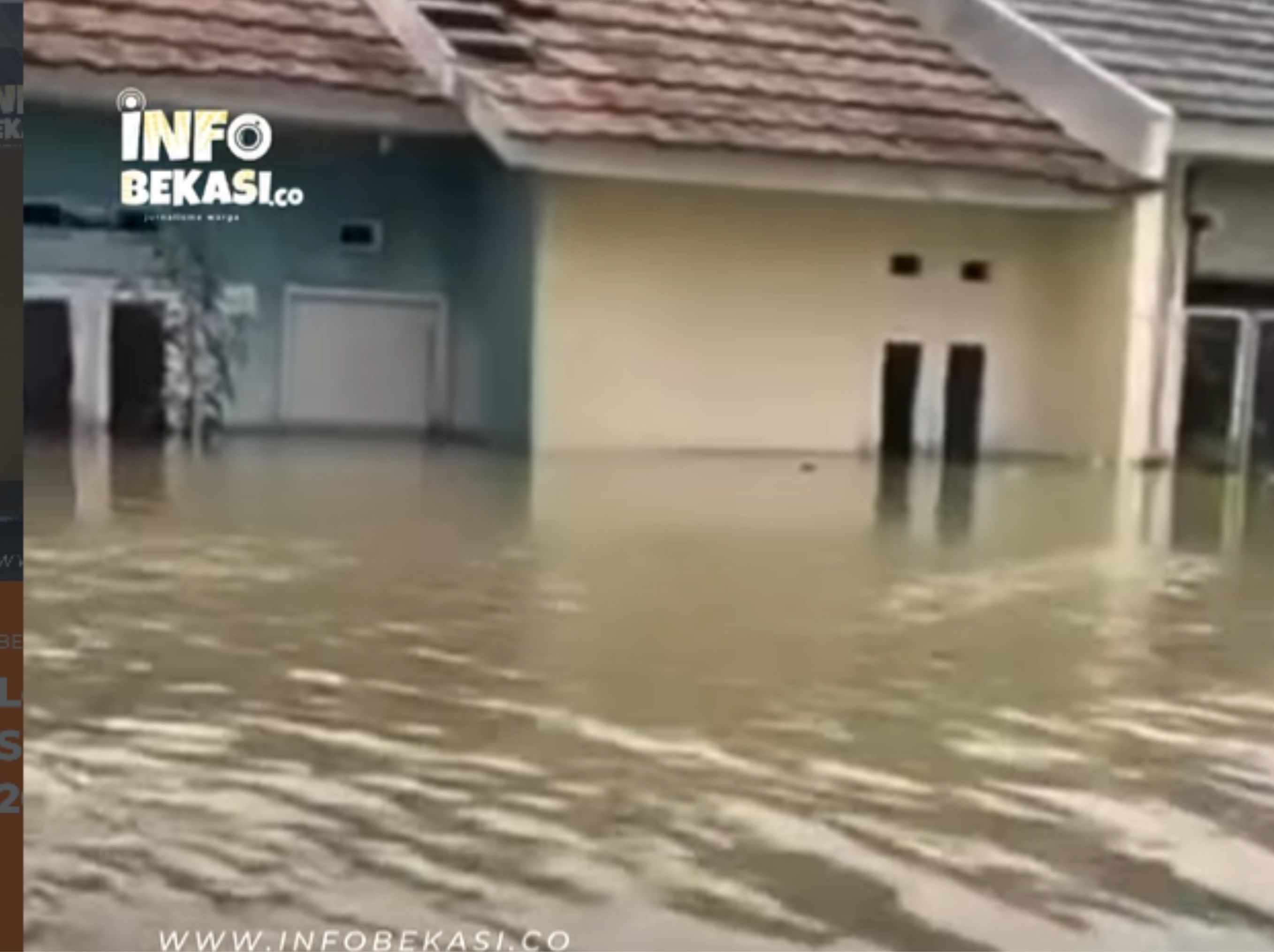 Banjir kembali melanda Perumahan Grand Permata Residence 2, Srimukti, Kecamatan Tambun Utara, Kabupaten Bekasi. Genangan air dilaporkan sudah mencapai setinggi leher orang dewasa. <b>(info bekasi)</b>