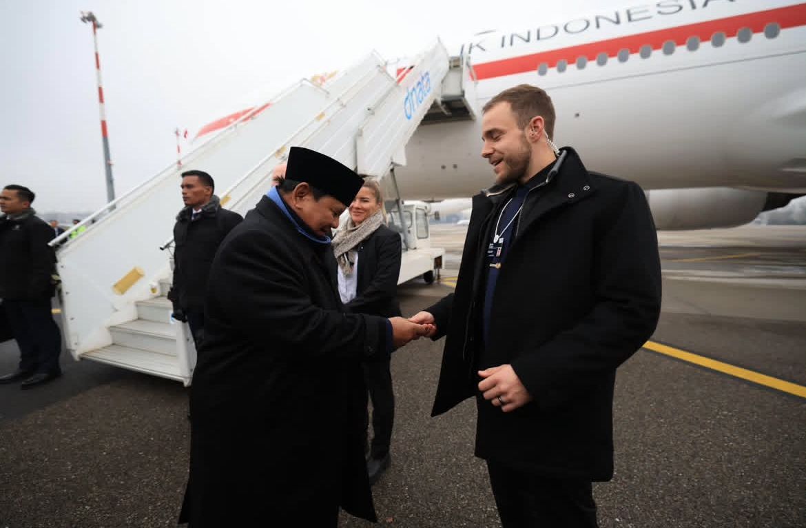 Momen Prabowo Berikan Koin Kepresidenan kepada Pengawal Swiss di Bandara <b>(Instagram Sekretariat Kabinet)</b>