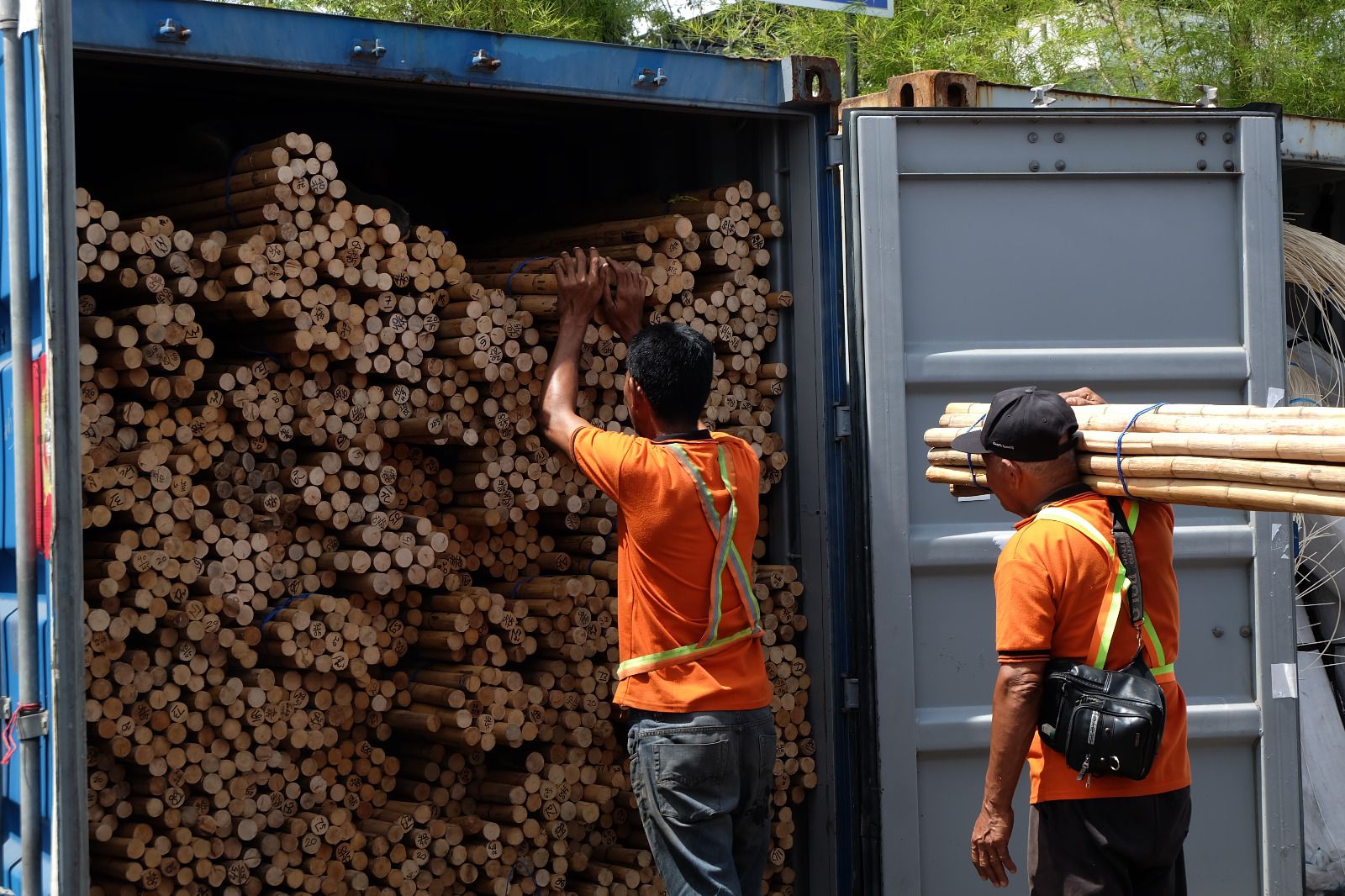 Kantor Wilayah (Kanwil) Bea Cukai Kalimantan Bagian Barat (Kalbagbar) menggagalkan upaya penyelundupan 58,3 ton rotan ilegal yang diduga akan dikirim ke Tiongkok.  