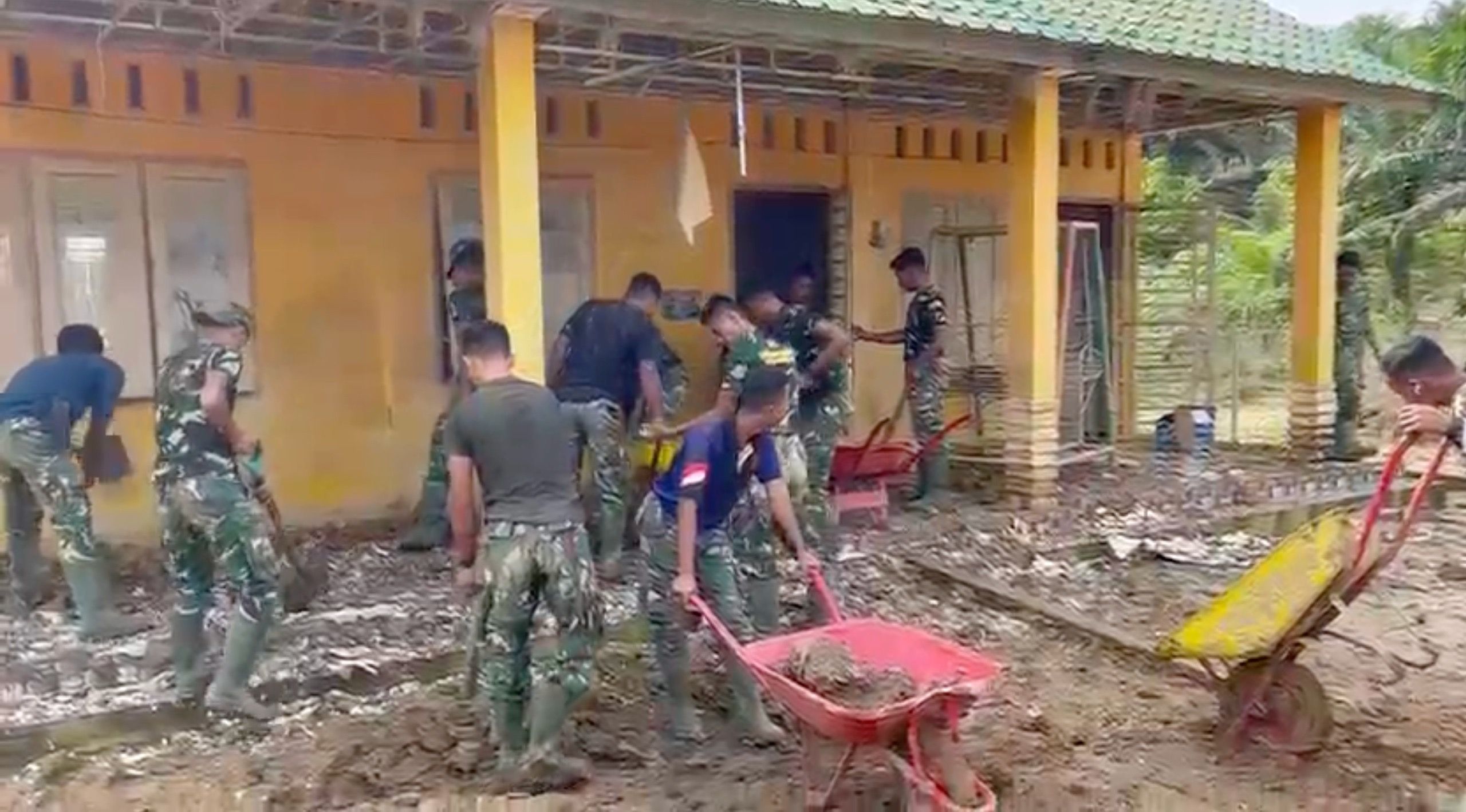 Di tengah lumpur sisa-sisa banjir yang melanda Aceh, para prajurit TNI bersama masyarakat setempat bahu-membahu membersihkan endapan tanah dan sampah menggunakan sekop <b>(Istimewa)</b>