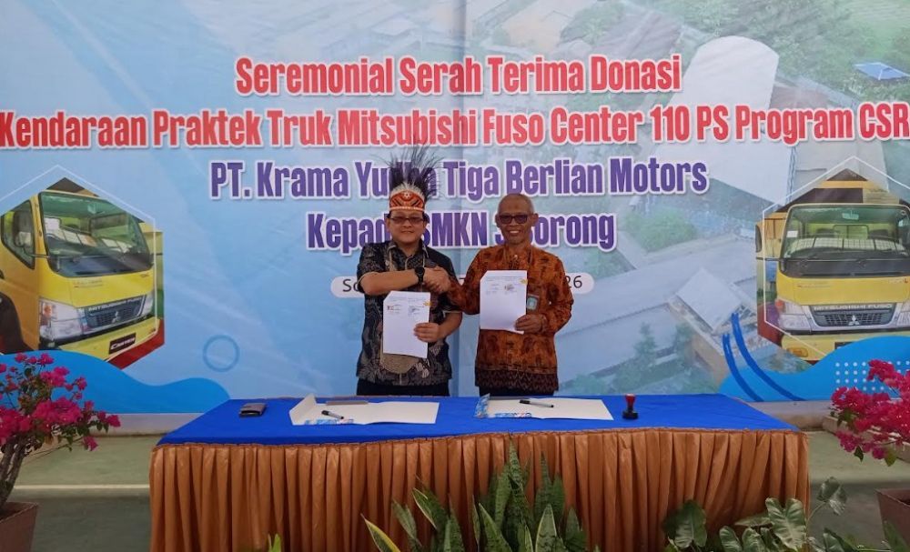PT KTB mendonasikan 1 unit Mitsubishi Fuso Colt Diesel kepada SMK Negeri 3 Sorong, Papua Barat Daya, Jumat (23/1/2026). (Foto: Istimewa)