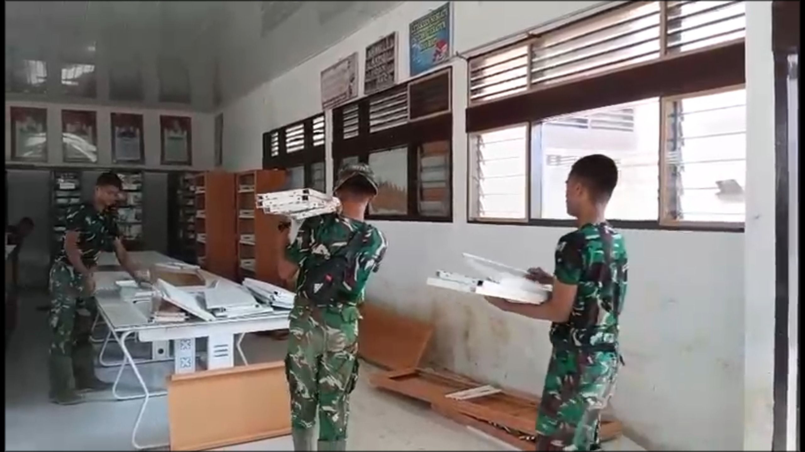 Personel TNI bersama masyarakat terus bergotong royong melakukan upaya pemulihan pascabencana di sejumlah wilayah Provinsi Aceh.  