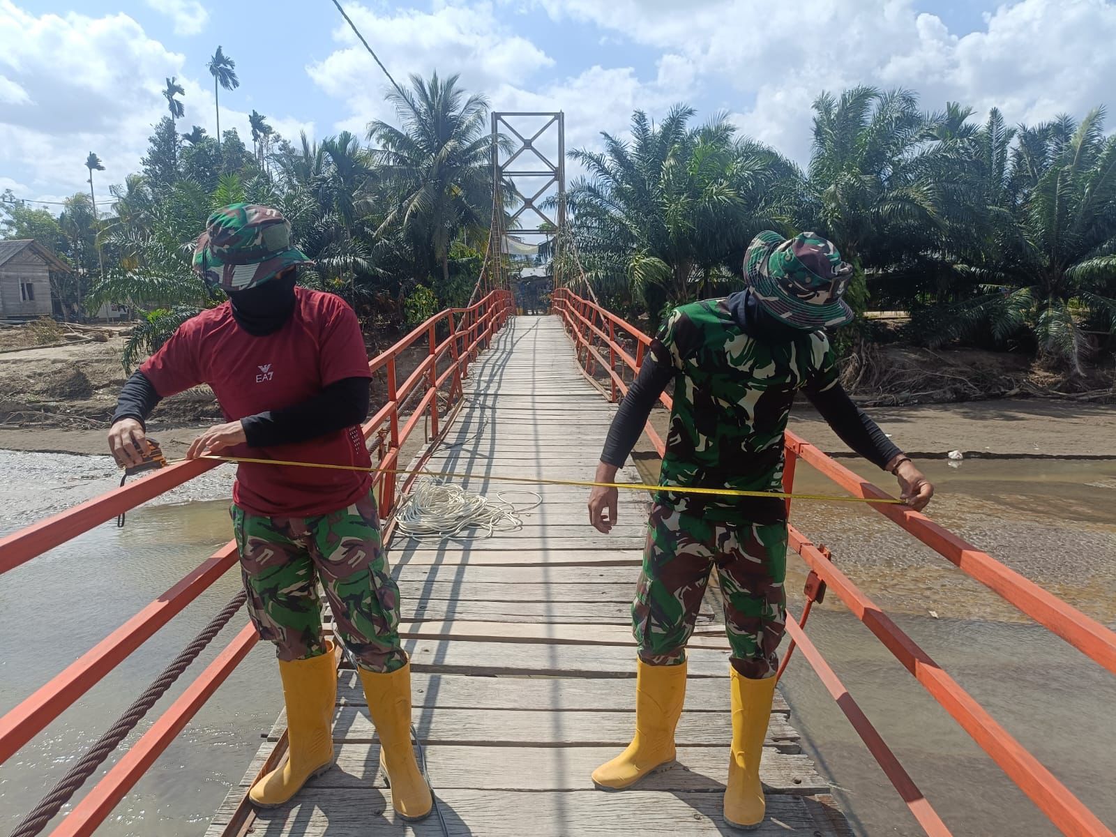TNI membangun 15 jembatan perintis pascabencana di Aceh. <b>(Istimewa)</b>