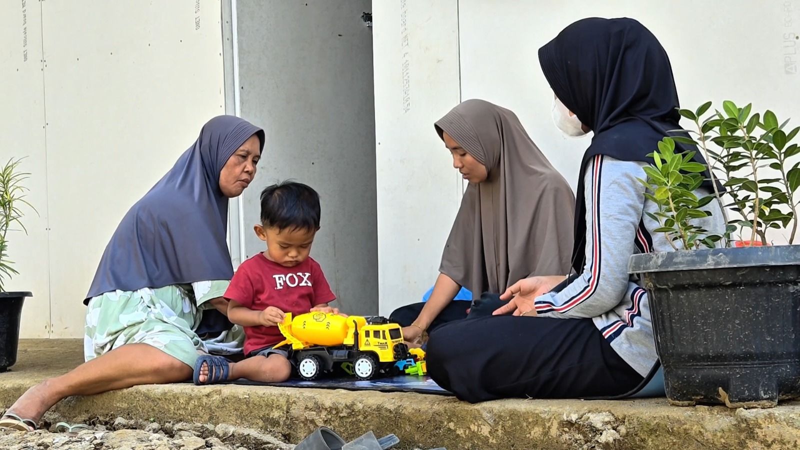 Suasana warga yang terdampak bencana banjir bandang di hunian sementara.  <b>(Istimewa)</b>