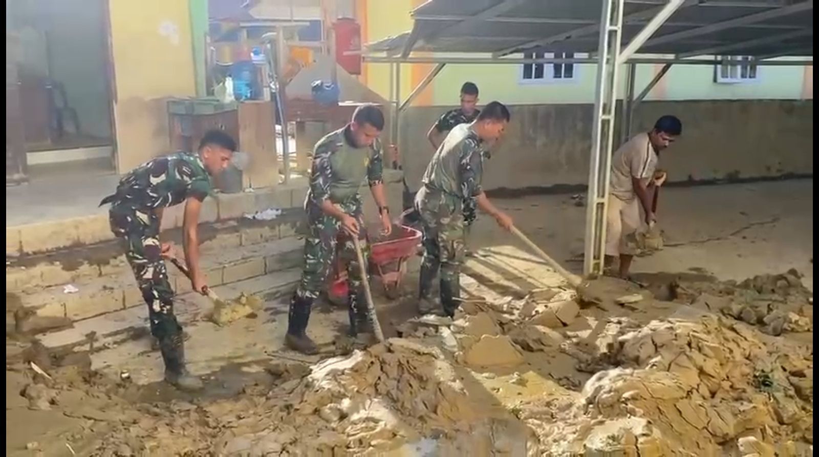 Puluhan personel TNI melaksanakan pembersihan dari lumpur pasca banjir bandang di Aceh, pada Senin, 26 Januari 2026.  <b>(Isimewa)</b>