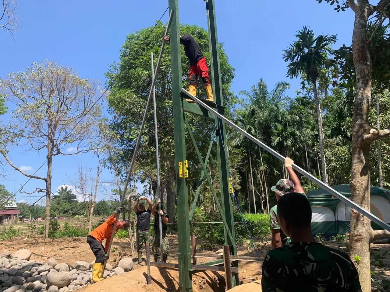 TNI kerjasama dengan masyarakat, membangun jembatan pascabencana di Aceh. <b>(Istimewa)</b>