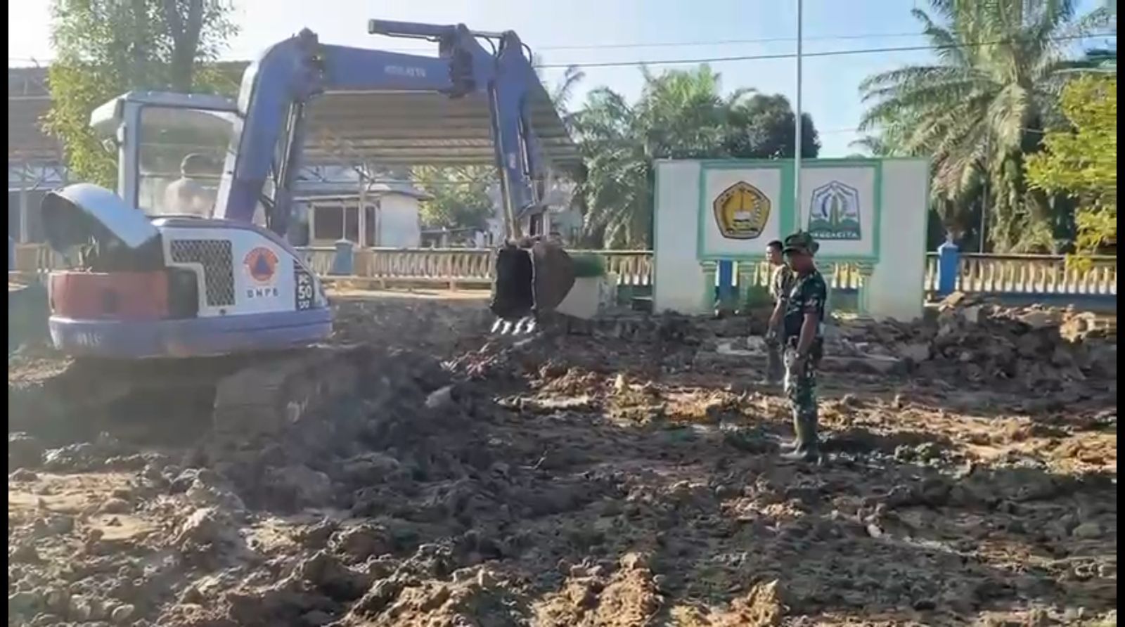 Puluhan personel TNI melaksanakan pembersihan di SMK Negeri 1 Peusangan yang berlokasi di Gampong Raya Dagang, Kecamatan Peusangan, Kabupaten Bireuen, Provinsi Aceh, pada Senin, 26 Januari 2026.  <b>(Istimewa)</b>
