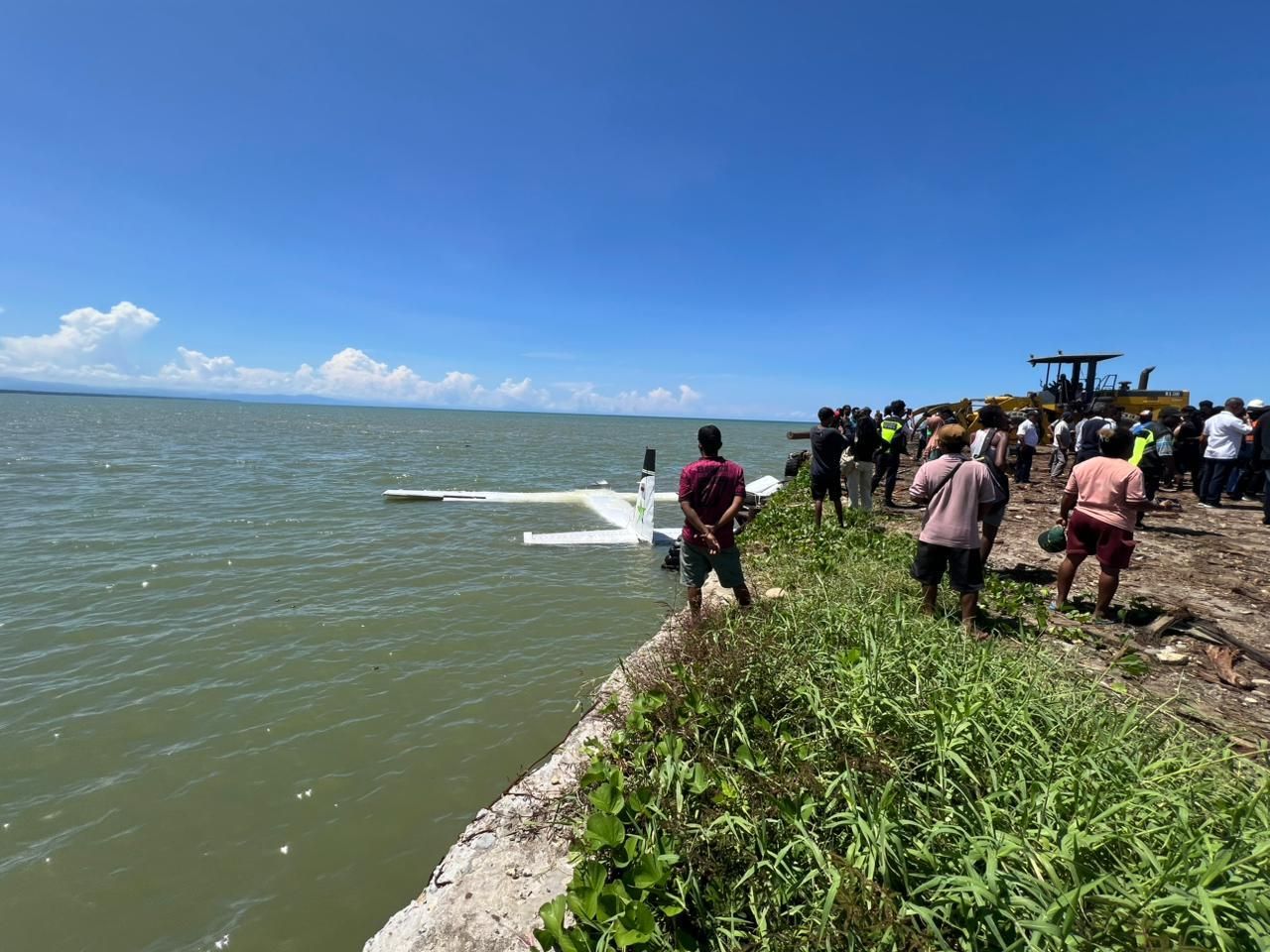 Pesawat Smart Air jatuh di pantai <b>(Istimewa)</b>