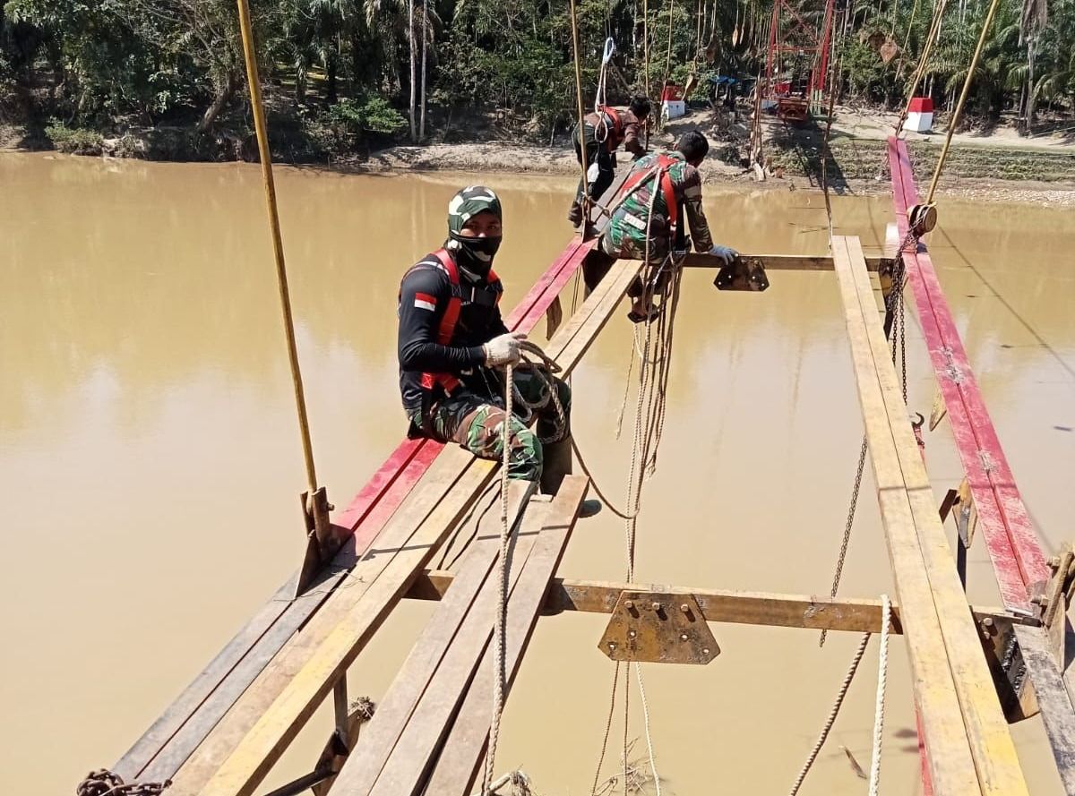 Pembangunan jembatan gantung di Desa Kajeung, Kecamatan Sungai Mas, Kabupaten Aceh Barat. <b>(Istimewa)</b>