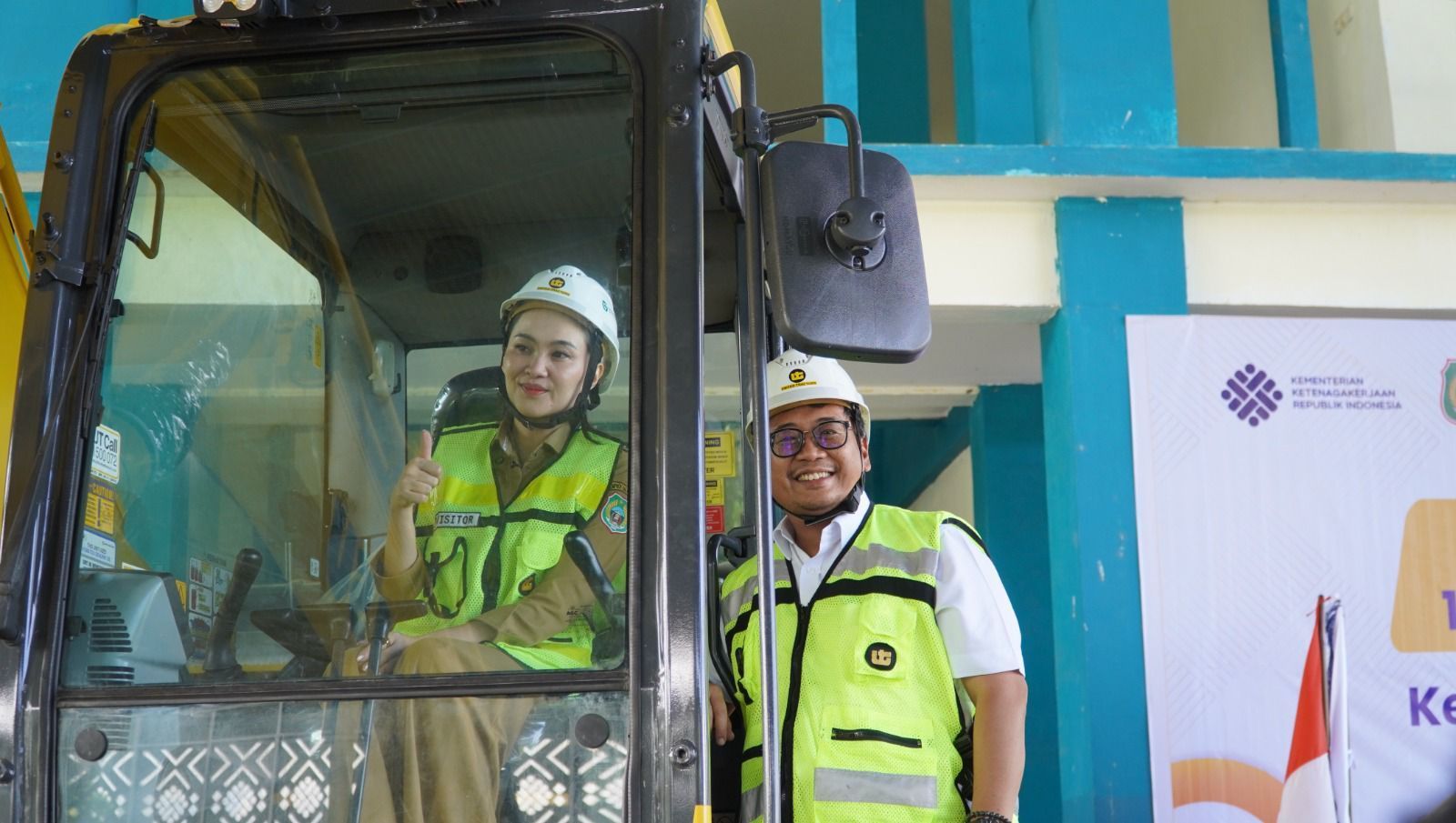 Dukung Pengembangan SDM, United Tractors Hibahkan Ekskavator dan Simulator ke Maluku Utara <b>(United Tractors)</b>