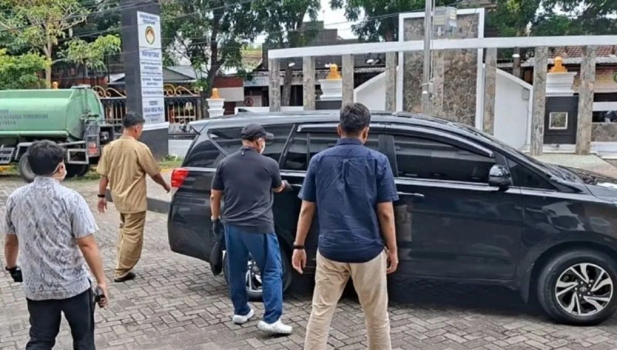 Tim penyidik KPK menggeledah Kantor Dinas Pekerjaan Umum dan Penataan Ruang (PUPR) Kota Madiun di Gedung Graha Krida Praja Jalan DI Panjaitan, Kelurahan Banjarejo, Kecamatan Taman, Kota Madiun, Jatim, Selasa, 27 Januari 2026. ANTARA/Louis Rika <b>(Antara)</b>