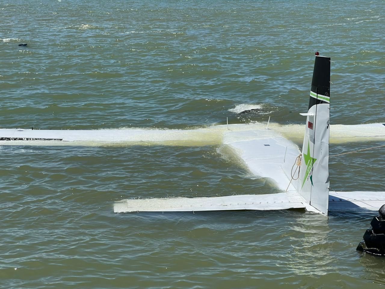 Pesawat Smart Air yang terjatuh di pantai <b>(Istimewa)</b>