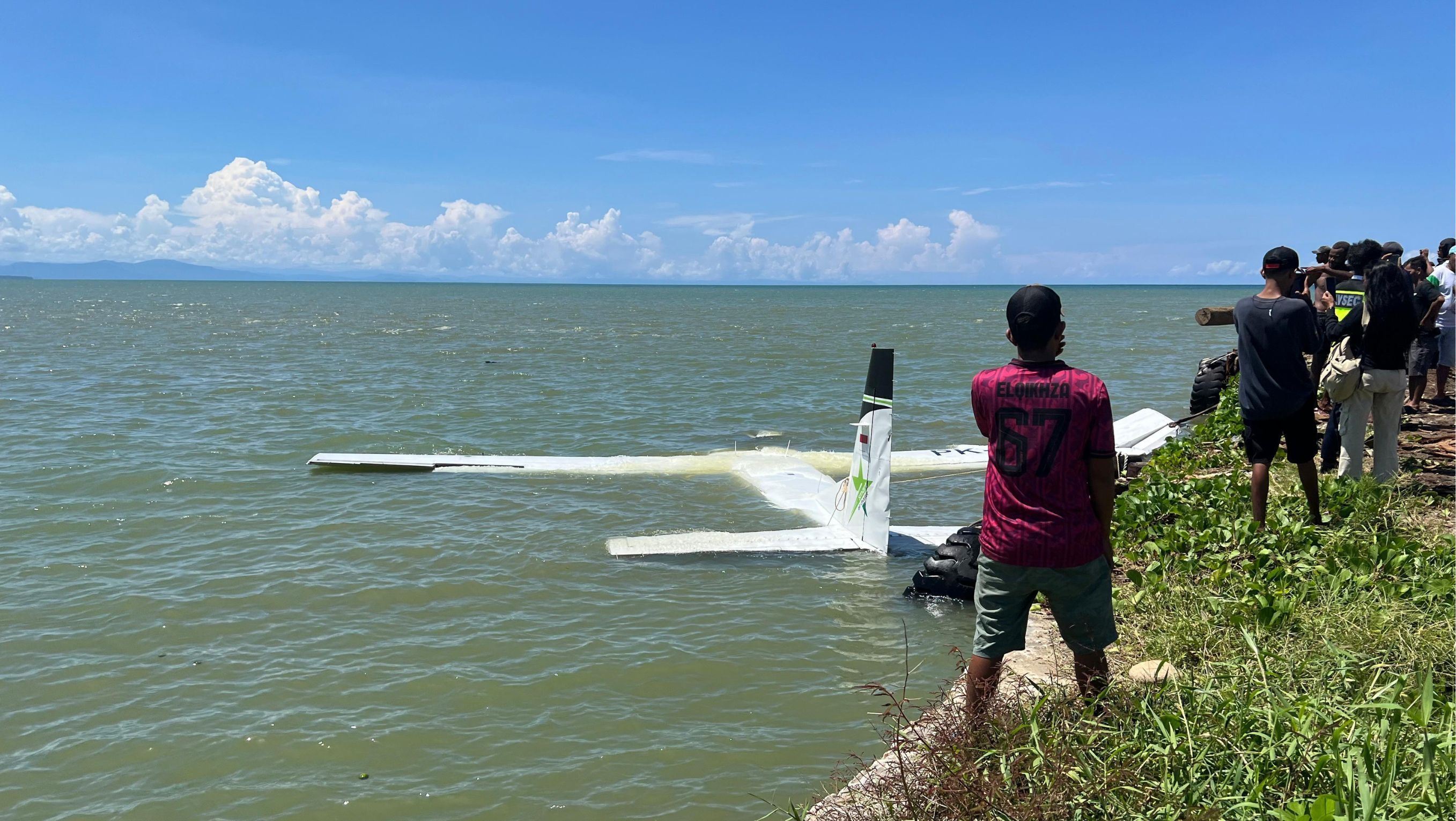 Pesawat Smart Air terjatuh di pantai <b>(Istimewa)</b>