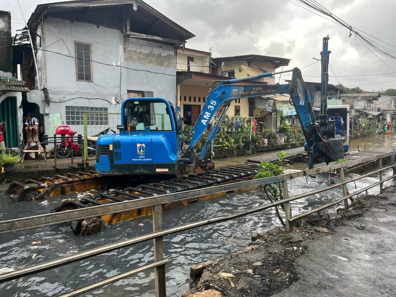 Pengerukan kali Cakung Lama <b>(Ntvnews.id/Adiansyah)</b>