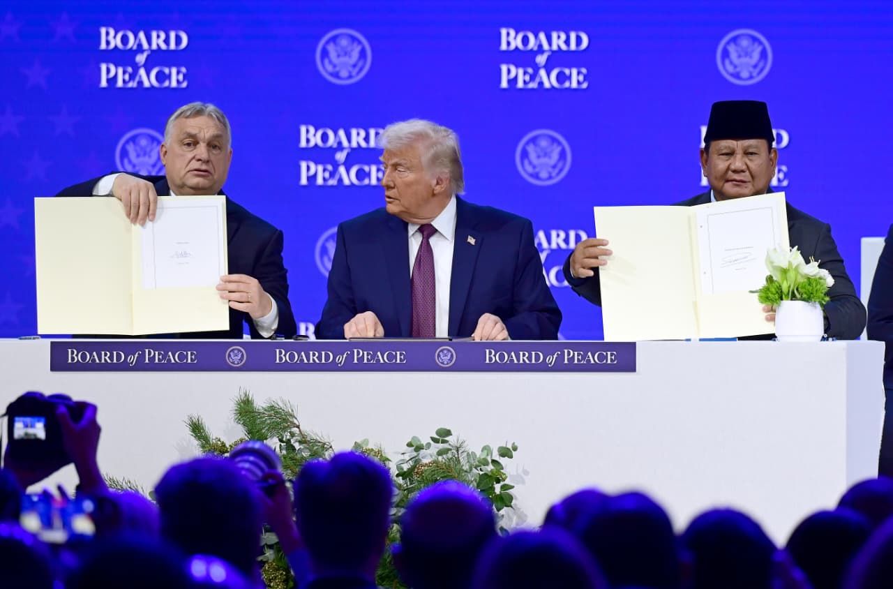 Prabowo menandatangani piagam Board of Peace di sela-sela pertemuan tahunan World Economic Forum (WEF) di Davos, Swiss.  <b>(Sekertariat Kepresidenan)</b>