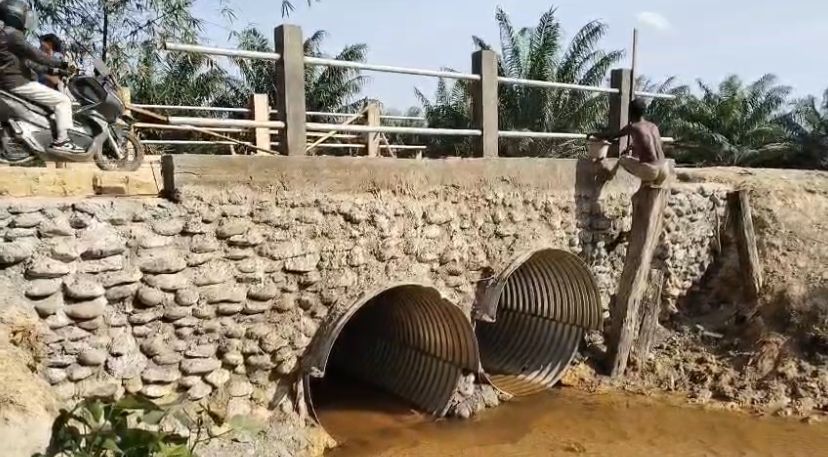 Pembangunan jembatan armco di Desa Alue Buloh, Kecamatan Birem Bayeun, Kabupaten Aceh Timur. <b>(Istimewa)</b>