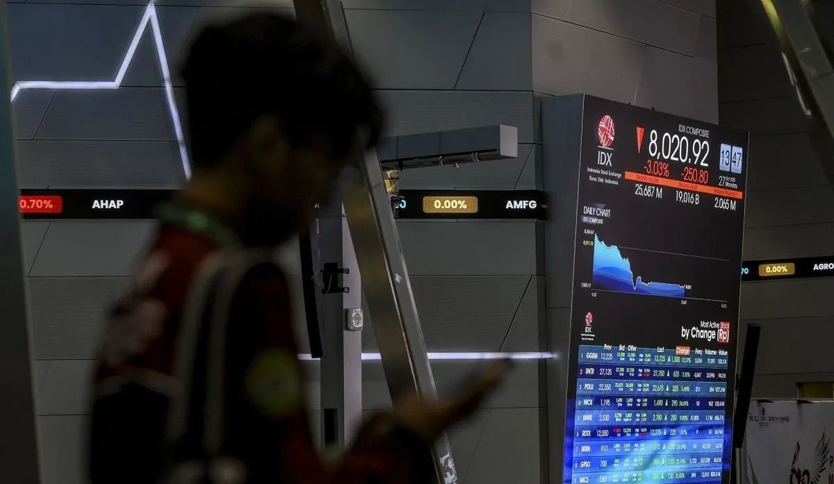 Ilustrasi - Layar menampilkan pergerakan harga saham di Bursa Efek Indonesia, Jakarta, Senin, 27 Oktober 2025. Indeks Harga Saham Gabungan (IHSG) Bursa Efek Indonesia (BEI) pada Senin sore, 27 Januari 2026, ditutup melemah 154,57 atau 1,87 persen ke  <b>(Antara)</b>