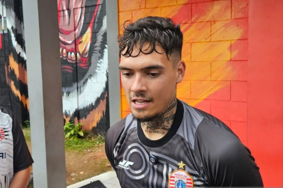 Pemain Persija Jakarta Shayne Pattynama menjawab pertanyaan para pewarta di Persija Training Ground, Depok, Selasa, 27 Januari 2026. (ANTARA/RAUF ADIPATI) <b>(Antara)</b>