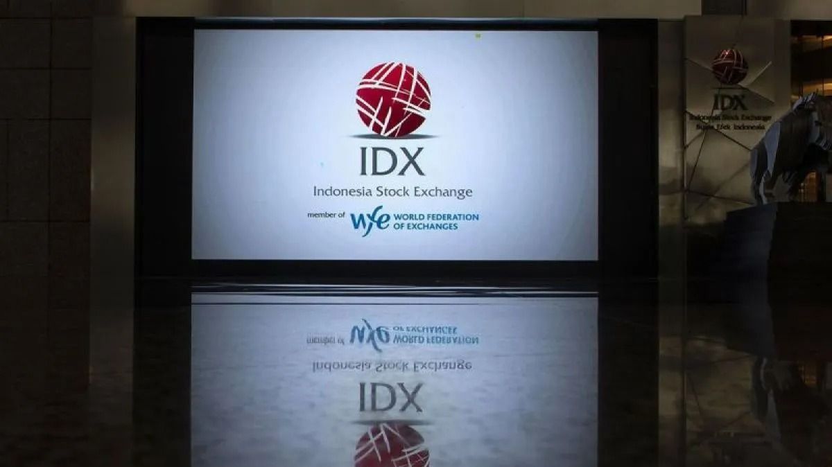 Arsip foto - Layar yang menampilkan logo IDX pada hari ulatng tahun ke-45 diaktifkannya kembali Pasar Modal Indonesia di Bursa Efek Indonesia, Jakarta, Rabu, 10 Agustus 2022. ANTARA FOTO/Muhammad Adimaja/foc/pri. <b>(Antara)</b>
