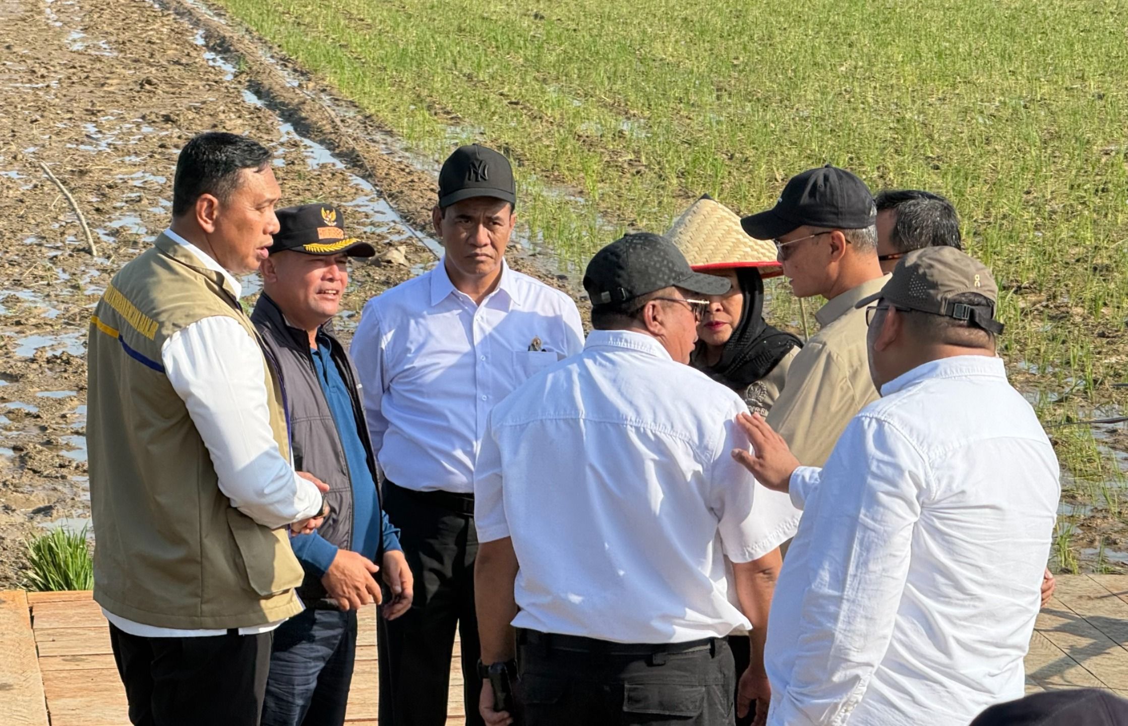 Mendagri Tito Karnavian memberikan apresiasi khusus kepada Perum BULOG dan BAPANAS atas langkah cepat dan peran aktifnya dalam menjaga ketersediaan serta kelancaran distribusi pangan di daerah terdampak bencana. <b>(DOK MENDAGRI)</b>