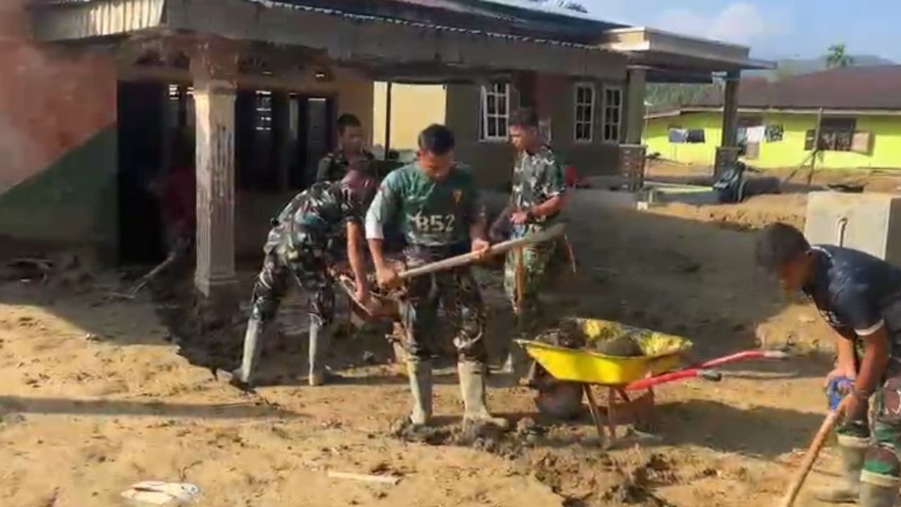Prajurit Tni sedsng bergotong royong membersihkan sisa lumpur akibat benca banjir di Sumatera <b>(Istimewa)</b>
