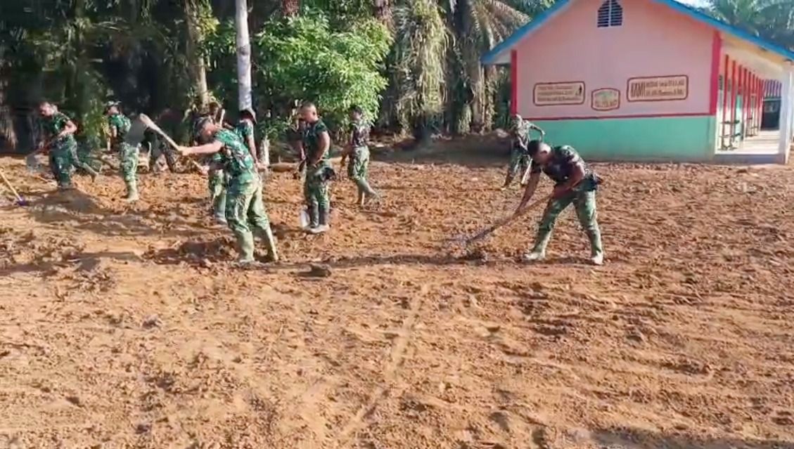 TNI membersihkan sejumlah sekolah dan Tempat Ibadah di Sumatera Utara. <b>(Istimewa)</b>