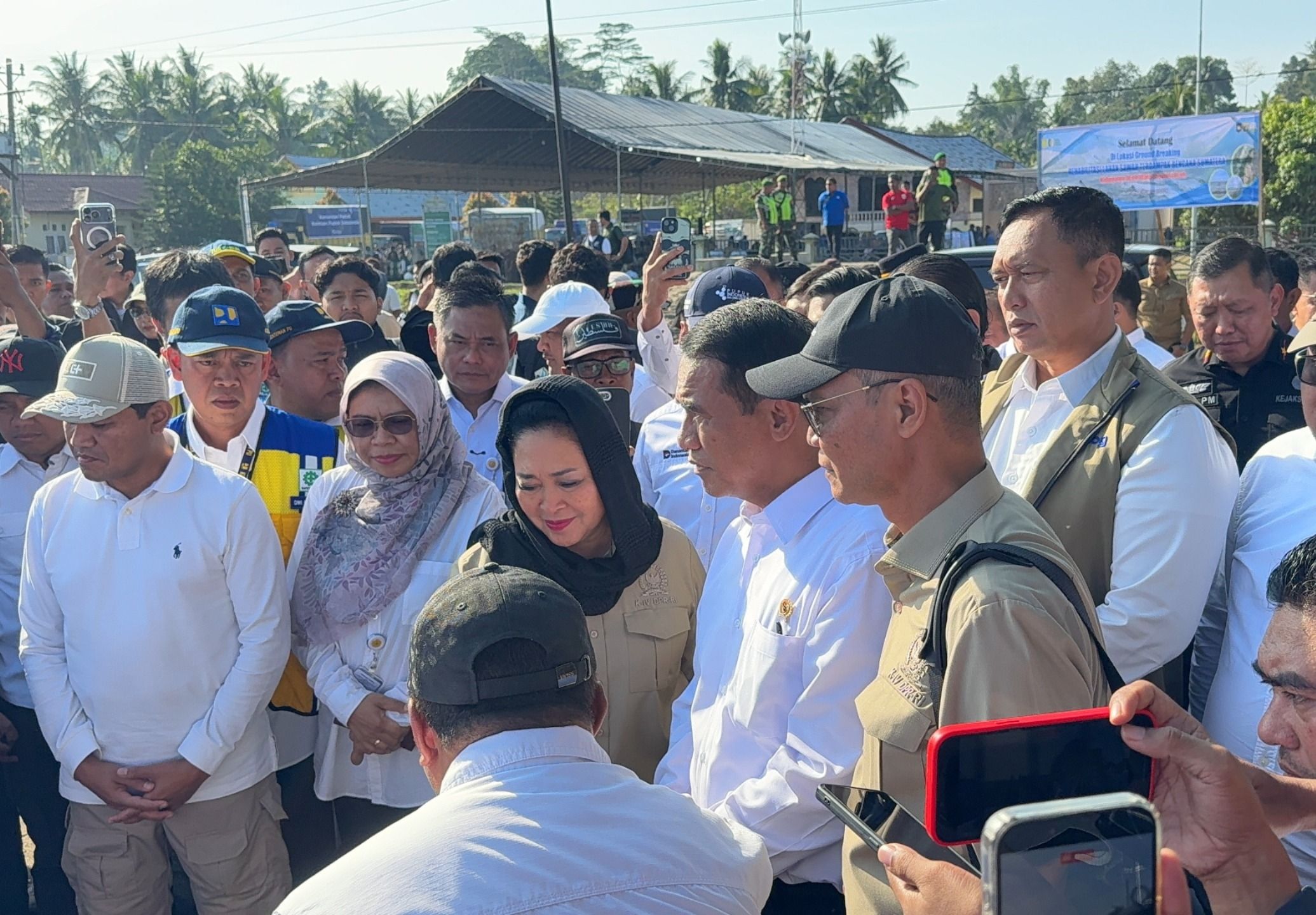 Penurunan IPH ini mencerminkan keberhasilan sinergi antara pemerintah pusat, pemerintah daerah, dan BULOG dalam memastikan pasokan pangan tetap tersedia meskipun menghadapi tantangan keterbatasan akses logistik akibat bencana alam.  Peran BULOG menjadi sangat krusial, terutama saat jalur distribusi darat mengalami gangguan. Dengan mengoptimalkan stok Cadangan Beras Pemerintah (CBP) serta memanfaatkan jalur distribusi alternatif, termasuk jalur udara, BULOG memastikan penyaluran beras dan komoditas pangan strategis lainnya tetap berjalan guna menekan potensi lonjakan harga di tingkat konsumen. <b>(DOK)</b>
