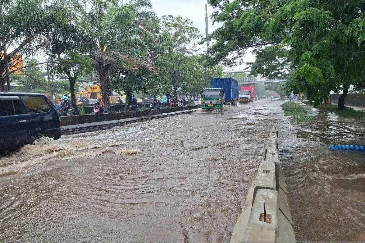Banjir menggenangi ruas Jalan Daan Mogot, Jakarta Barat, Kamis, 29 Januari 2026. ANTARA/Risky Syukur. <b>(Antara)</b>