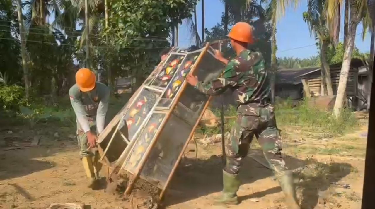 Personil TNI mengangkat perabotan rumah warga lansia <b>(istimewa)</b>