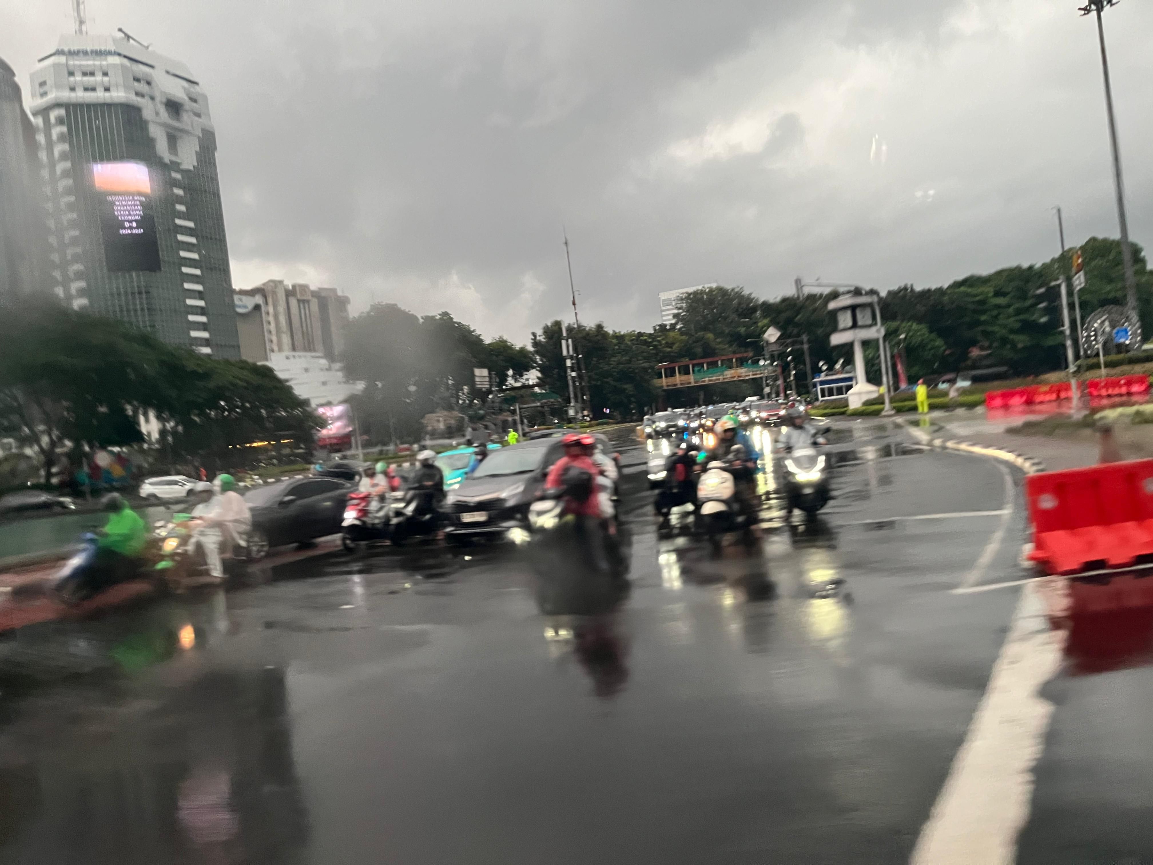 Hujan di Jakpus pagi ini <b>(Ntvnews.id/Adiansyah)</b>