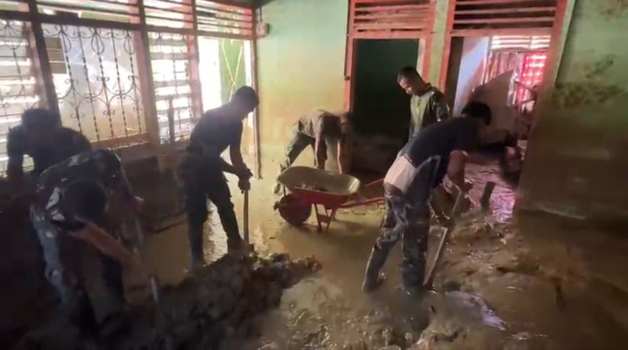 Prajurit TNI membersihkan sisa lumpur di rumah lansia <b>(istimewa)</b>