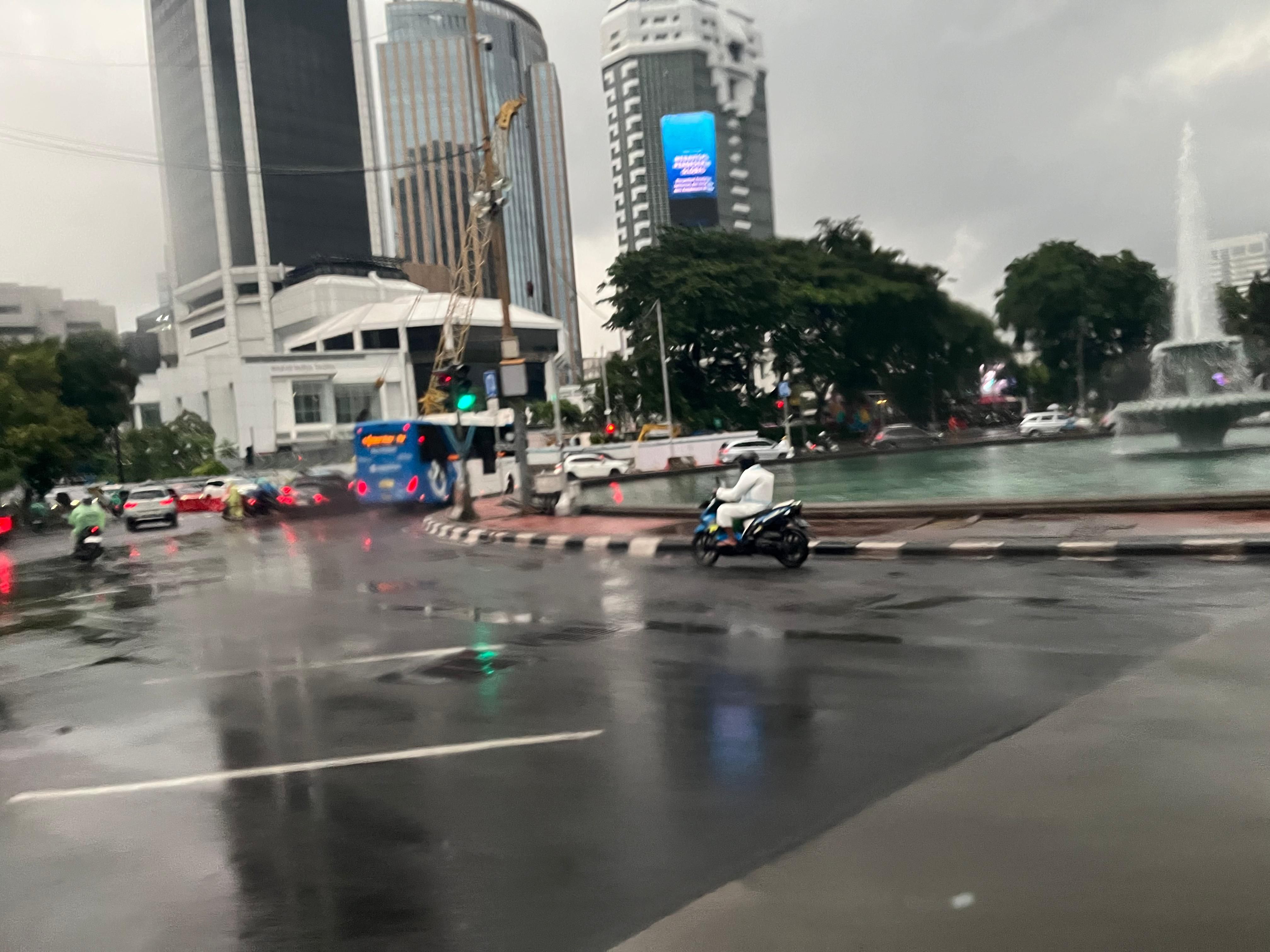 Hujan di Jakpus <b>(Ntvnews.id/Adiansyah)</b>