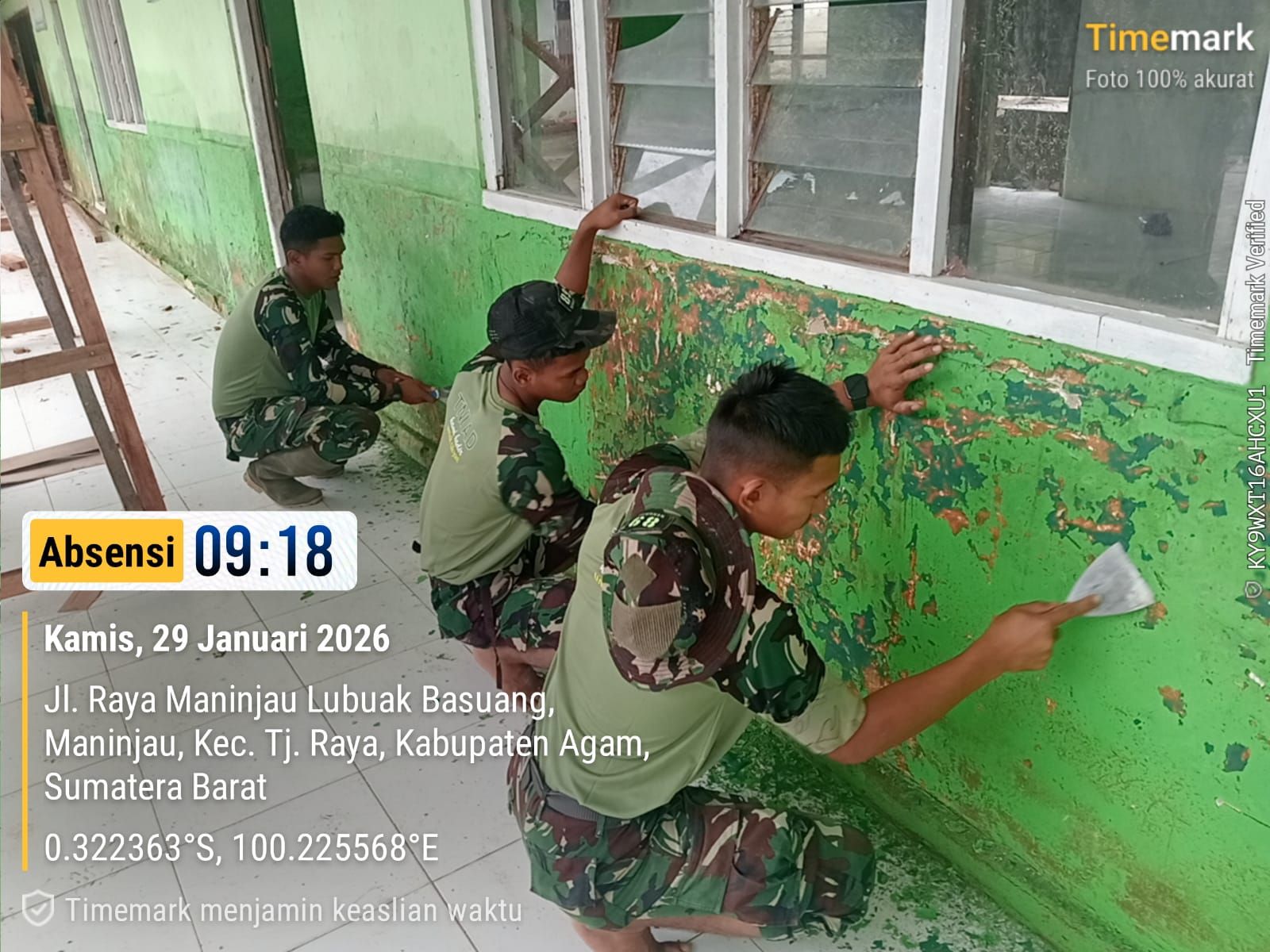 Prajurit TNI dari Kodam XX/Tuanku Imam Bonjol membersihkan dan merevitalisasi sejumlah sekolah dan pesantren yang terdampak bencana Sumatera, pada Kamis, 29 Januari 2026. <b>(Istimewa)</b>