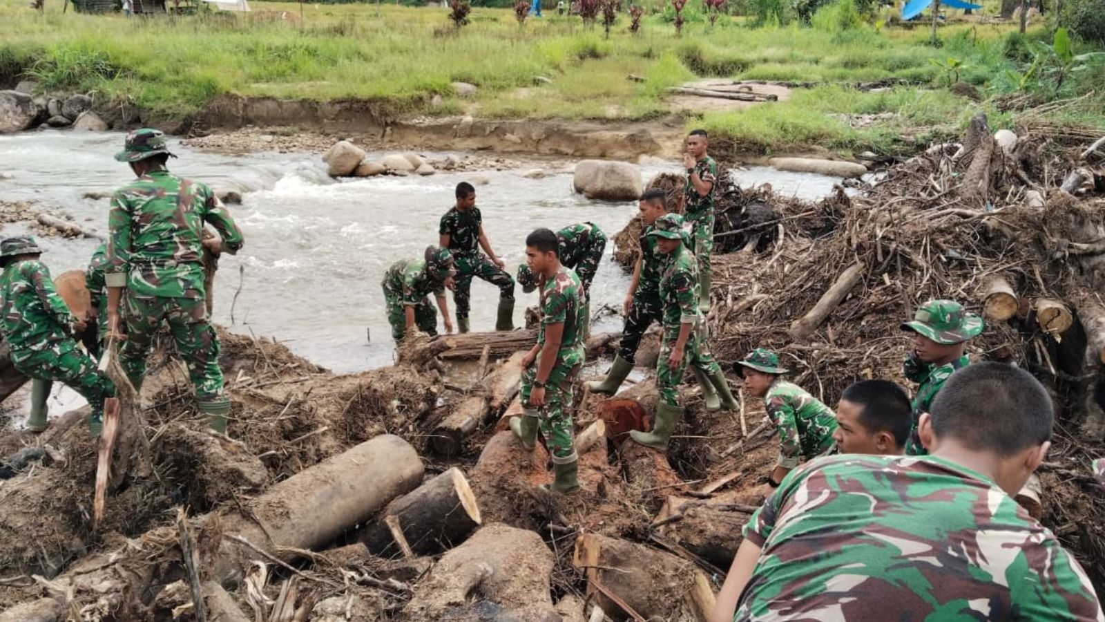 Pembersihan pasar, aliran sungai, dan rumah warga, oleh TNI dan Polri pascabencana banjir dan tanah longsor di Sumatera Barat,&nbsp;pada Kamis, 29 Januari 2026. <b>(Istimewa)</b>