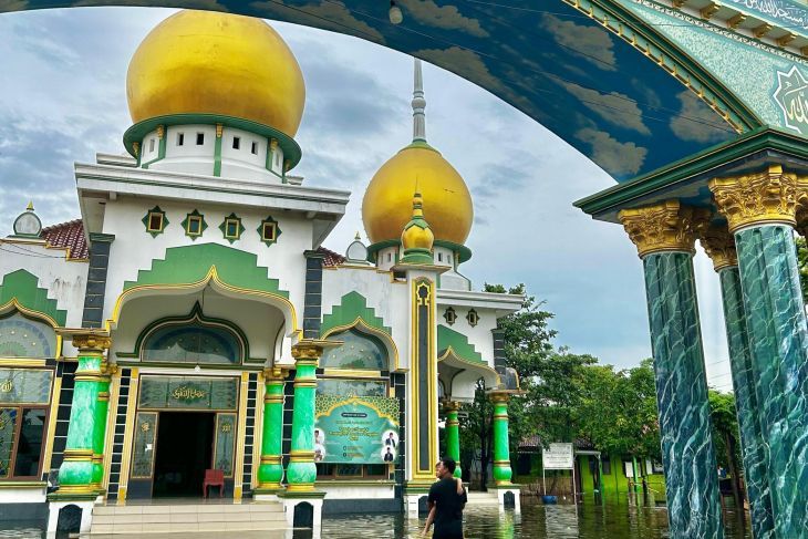 Warga sedang memasuki kompleks Masjid Attaqwa Kampung Tambun Sungai Angke, Tarumajaya, Bekasi, pada Jumat, 30 Januari 2026, untuk bersiap melakukan ibadah. (ANTARA/HO-Dokumentasi Pribadi) <b>(Antara)</b>