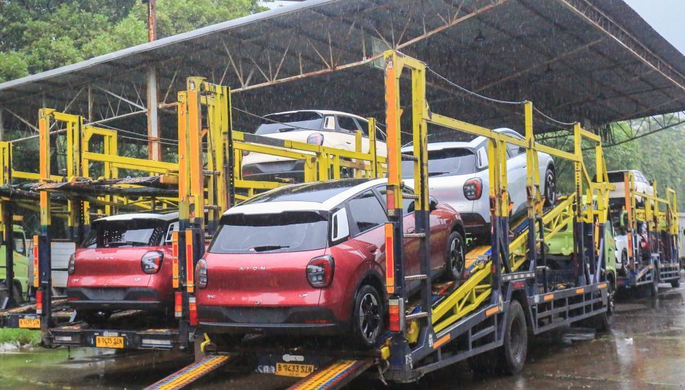 Proses pengiriman unit mobil listrik GAC Indonesia. (Foto: Dok/Istimewa) 