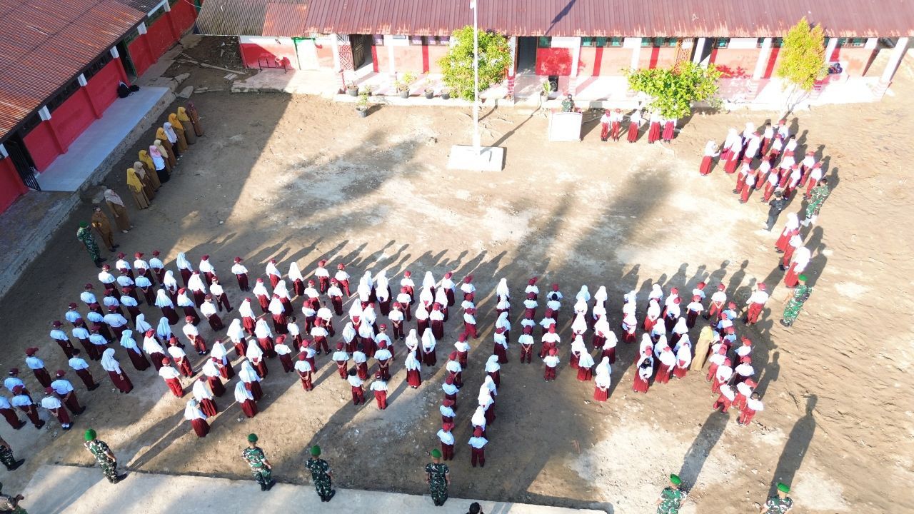 siswa dan guru mulai upacara <b>(istimewa)</b>