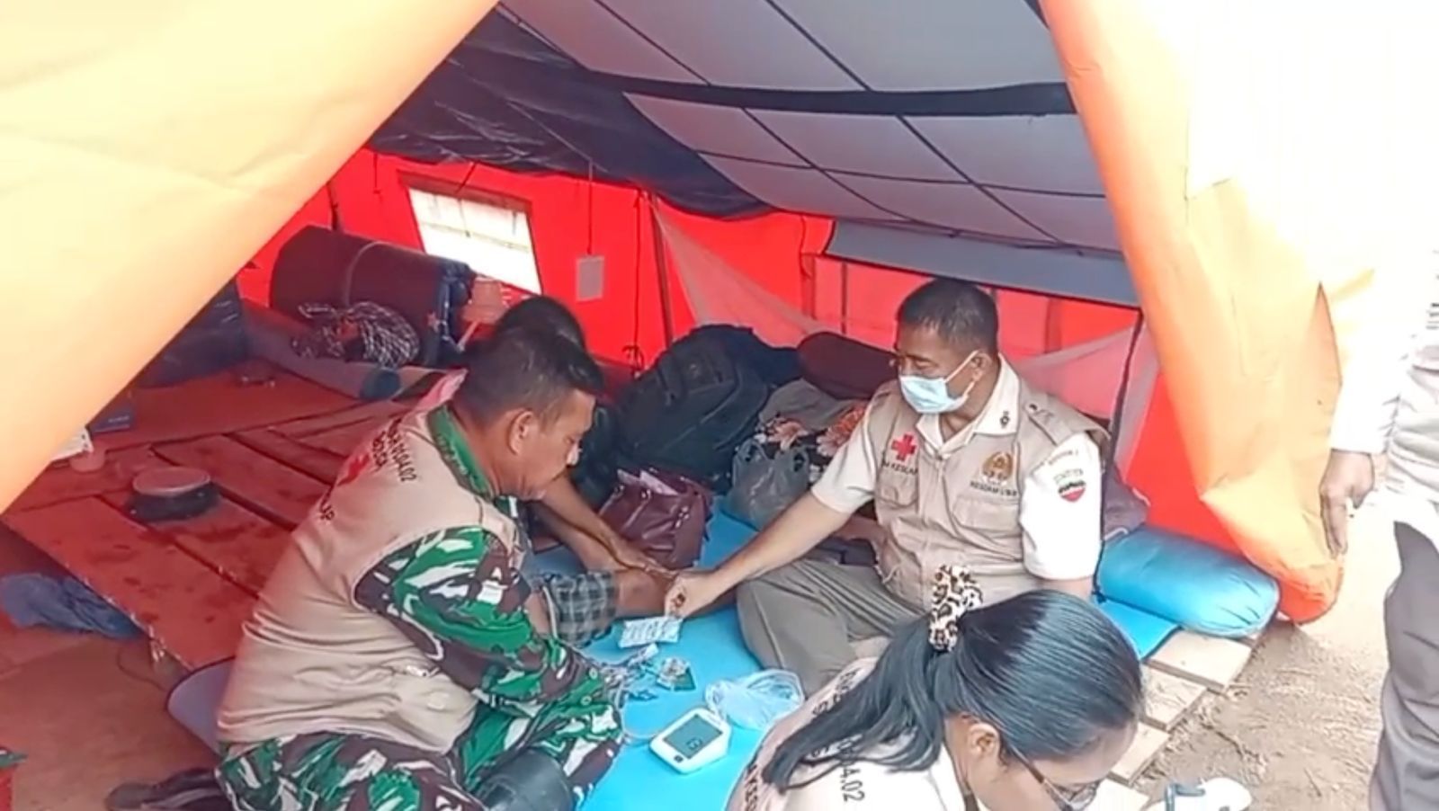 Dokter dan tenaga kesehatan (nakes) TNI memberikan layanan kesehatan gratis untuk warga yang terdampak bencana, pada Kamis, 29 Januari 2026. <b>(Istimewa)</b>