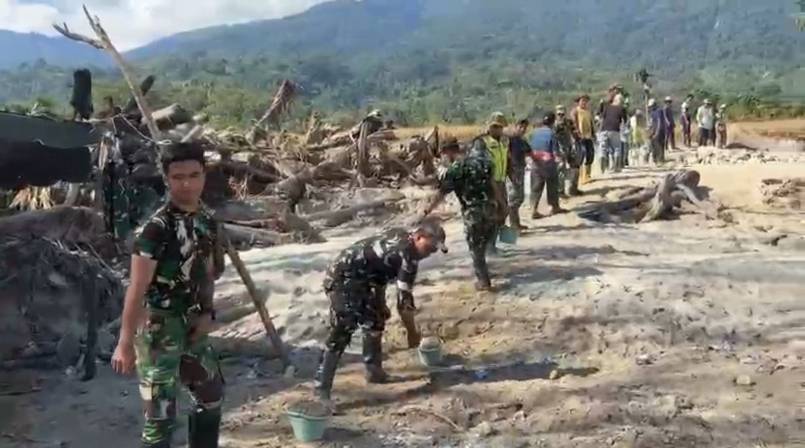 Personel TNI dan warga gotong royong mengangkut batu-batu fondasi serta menyiapkan lokasi fondasi jembatan di&nbsp;Desa Uyem Beriring, Kecamatan Tripe Jaya, Kabupaten Gayo Lues, Aceh. <b>(Istimewa)</b>