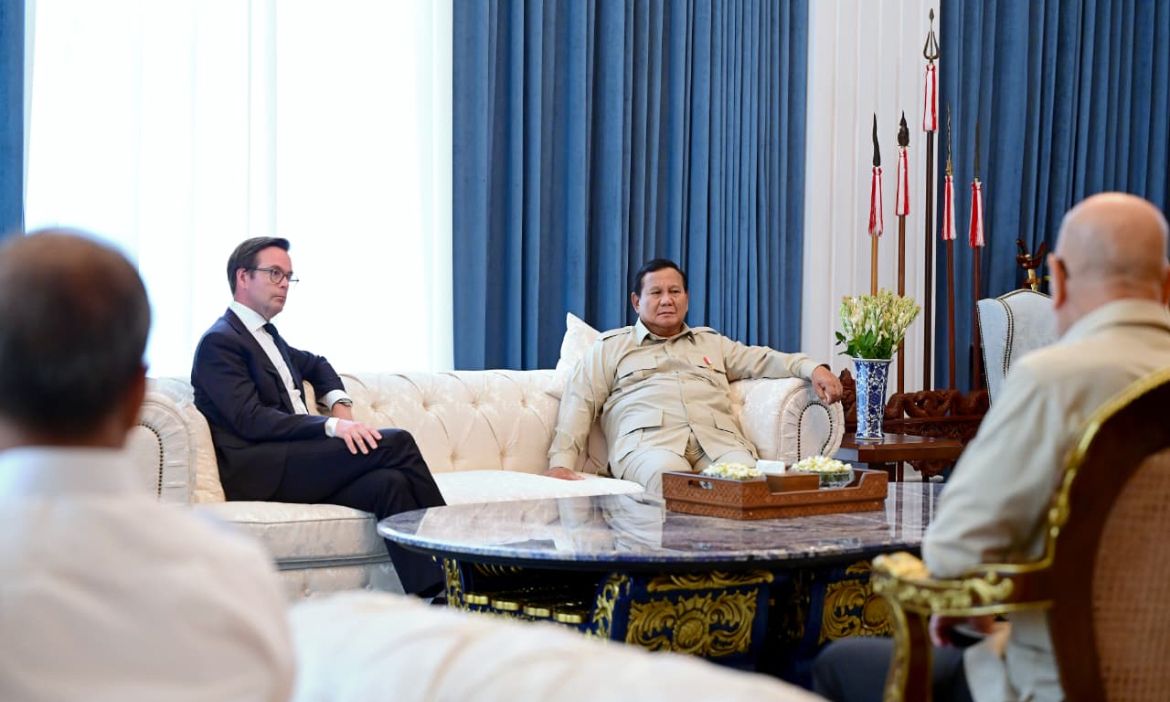 Prabowo Subianto menerima Direktur Utama Garuda Indonesia Glenny Kairupan bersama jajaran petinggi produsen pesawat Embraer asal Brasil di Istana Merdeka, Jakarta <b>(Sekretariat Presiden)</b>