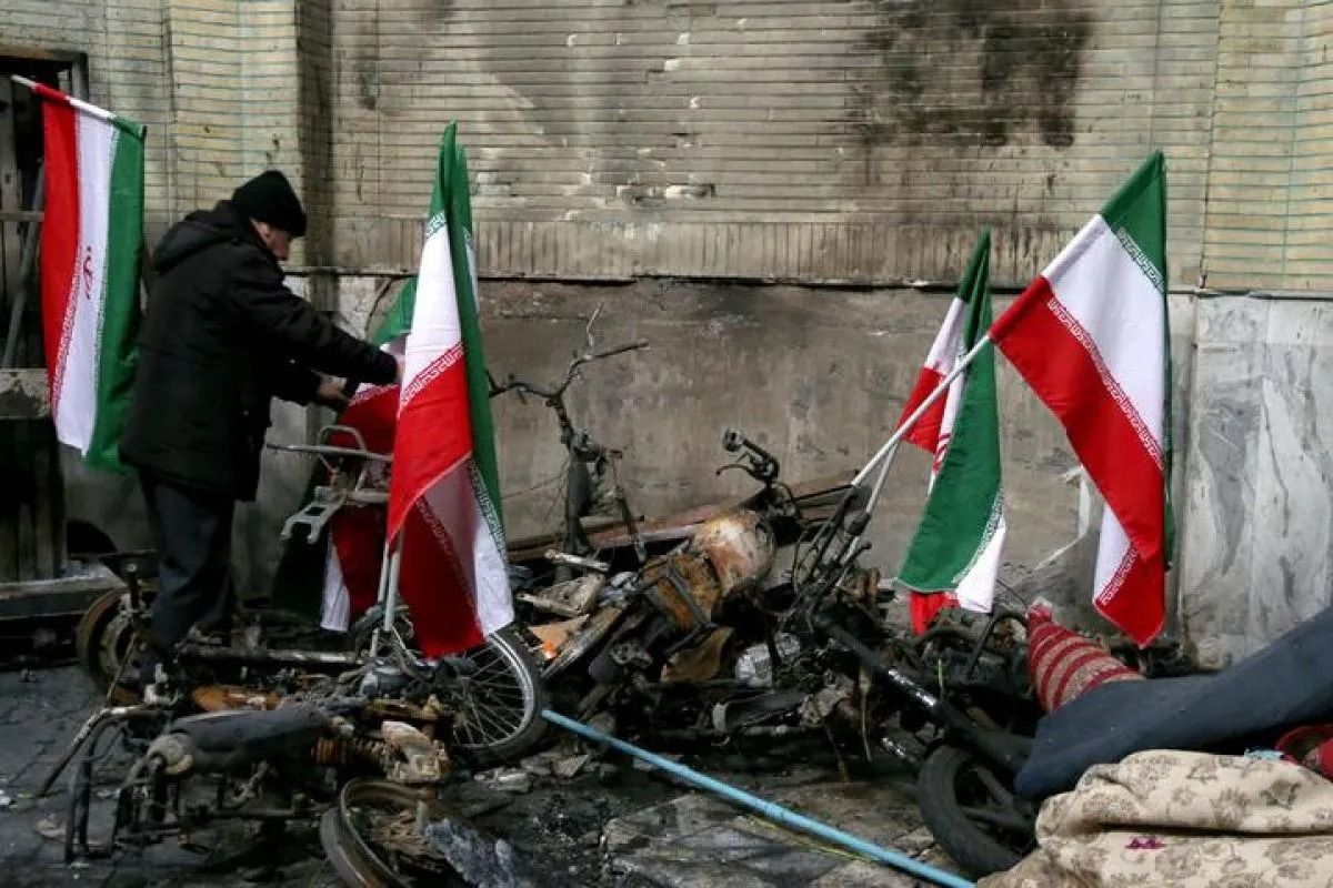 Kendaraan-kendaraan yang rusak selama kerusuhan baru-baru ini terlihat di Teheran, Iran, Rabu, 21 Januari 2026. ANTARA/Xinhua/Shadati. <b>(Antara)</b>