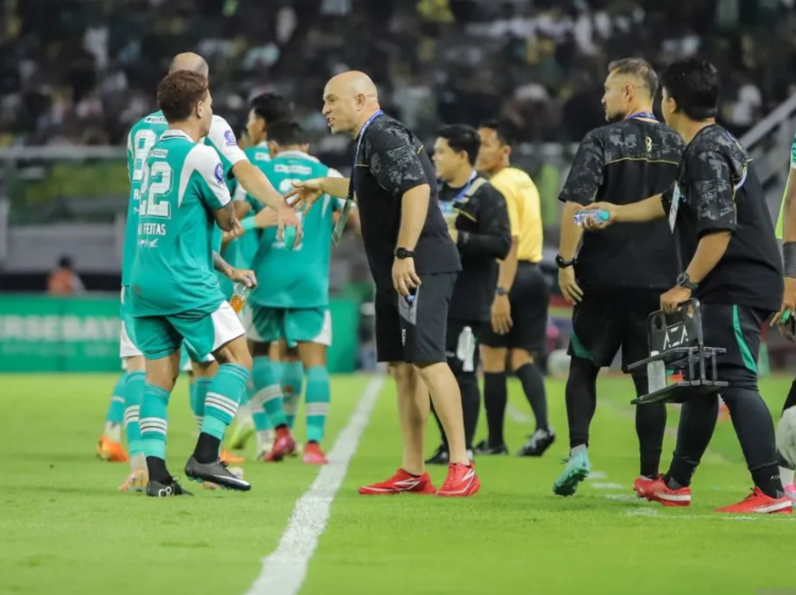 Pelatih Persebaya Surabaya Bernardo Tavares (tengah) memberikan instruksi kepada timnya saat berlaga melawan Dewa United saat pekan ke-19 BRI Super League 2025/2026, di Stadion GBT Surabaya, Minggu (1/2/2026) malam. ANTARA/Rizal Hanafi. <b>(ANTARA)</b>