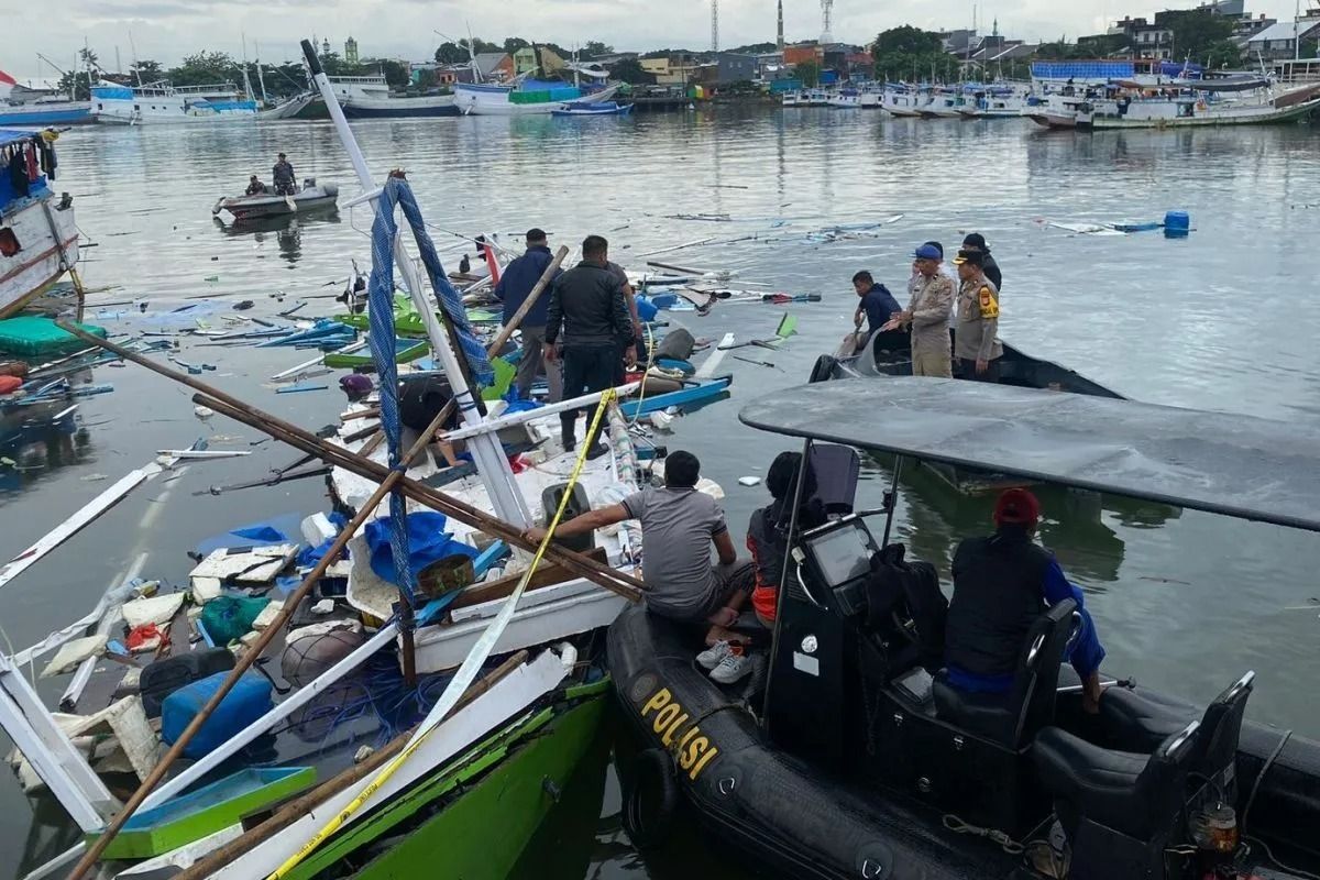 Sejumlah polisi mengamankan lokasi insiden ledakan kapal nelayan KM Risnawati Indah di Pelabuhan Paotere, Makassar, Sulawesi Selatan, Selasa, 3 Februari 2026.  ANTARA/HO-Dokumentasi Polres Pelabuhan Makassar <b>(Antara)</b>