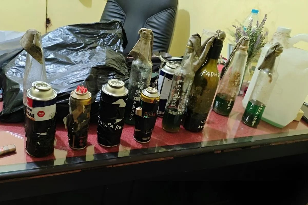 Barang bukti yang diamankan Densus 88 AT Polri dari kasus seorang siswa SMPN 3 Sungai Raya, Kalimantan Barat, yang melemparkan molotov di lingkungan sekolah pada Selasa, 3 Februari 2026. (ANTARA/HO-Densus 88 AT Polri) <b>(Antara)</b>