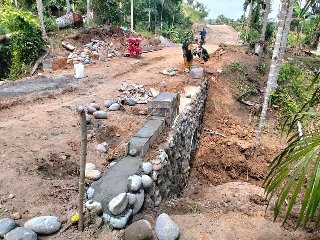 TNI dan warga&nbsp;bergotong royong membangun jembatan perintis di berbagai desa terpencil di Provinsi Aceh, pada Selasa, 3 Februari 2026, di sejumlah wilayah seperti Kabupaten Pidie, Pidie Jaya, Bireuen, Aceh Tengah, Aceh Utara, Aceh Tamiang, Gayo Lues,  <b>(Antara)</b>