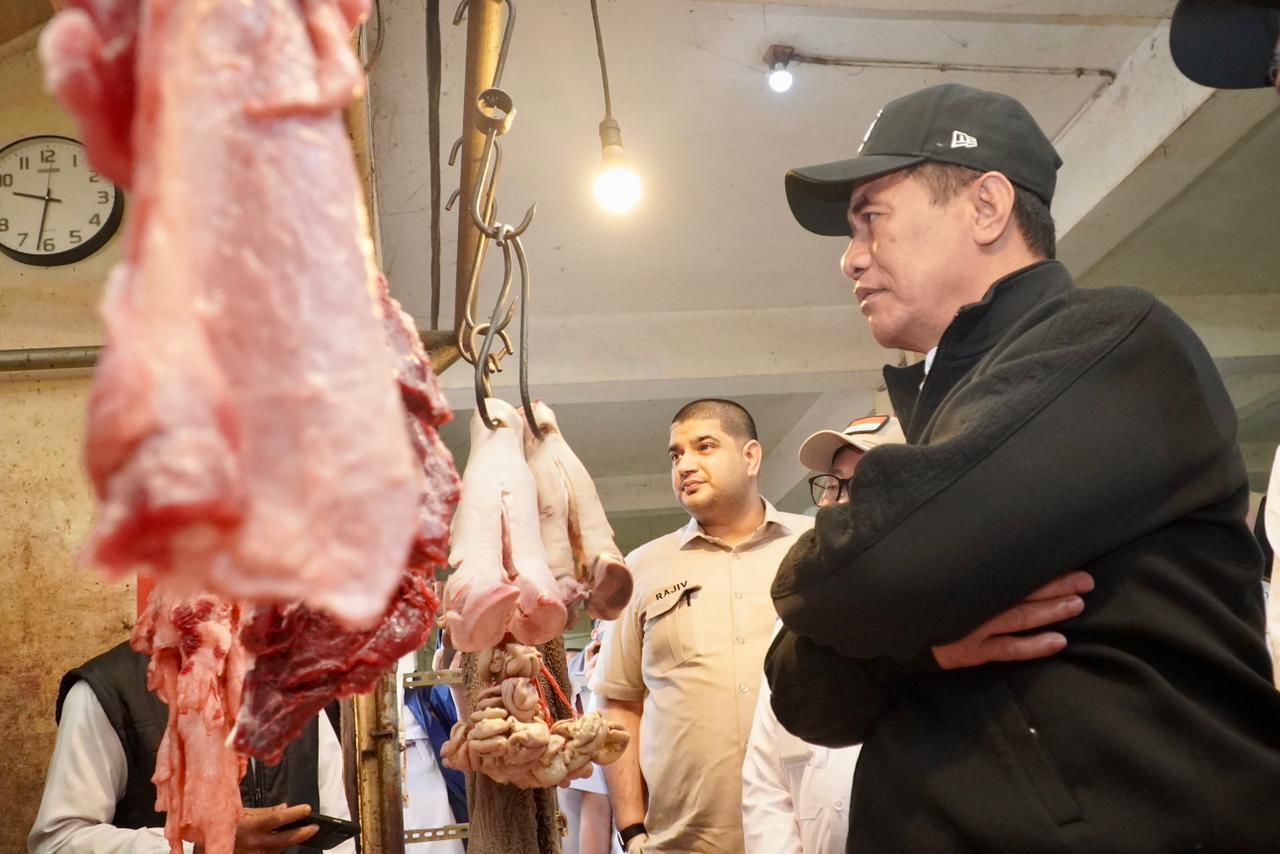 Menteri Pertanian (Mentan) Andi Amran Sulaiman menyampaikan bahwa seluruh Rumah Potong Hewan (RPH) untuk melarang para jagal yang memotong sapi untuk tidak menaikkan harga daging sapi. 