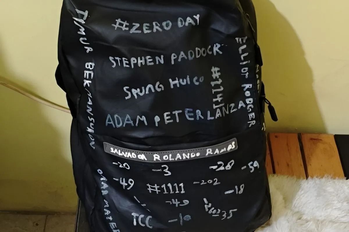 Detasemen Khusus (Densus) 88 Antiteror (AT) Polri menunjukkan tas milik seorang siswa pelempar molotov di SMPN 3 Sungai Raya, Kalimantan Barat. ANTARA/HO-Densus 88 Antiteror Polri <b>(Antara)</b>