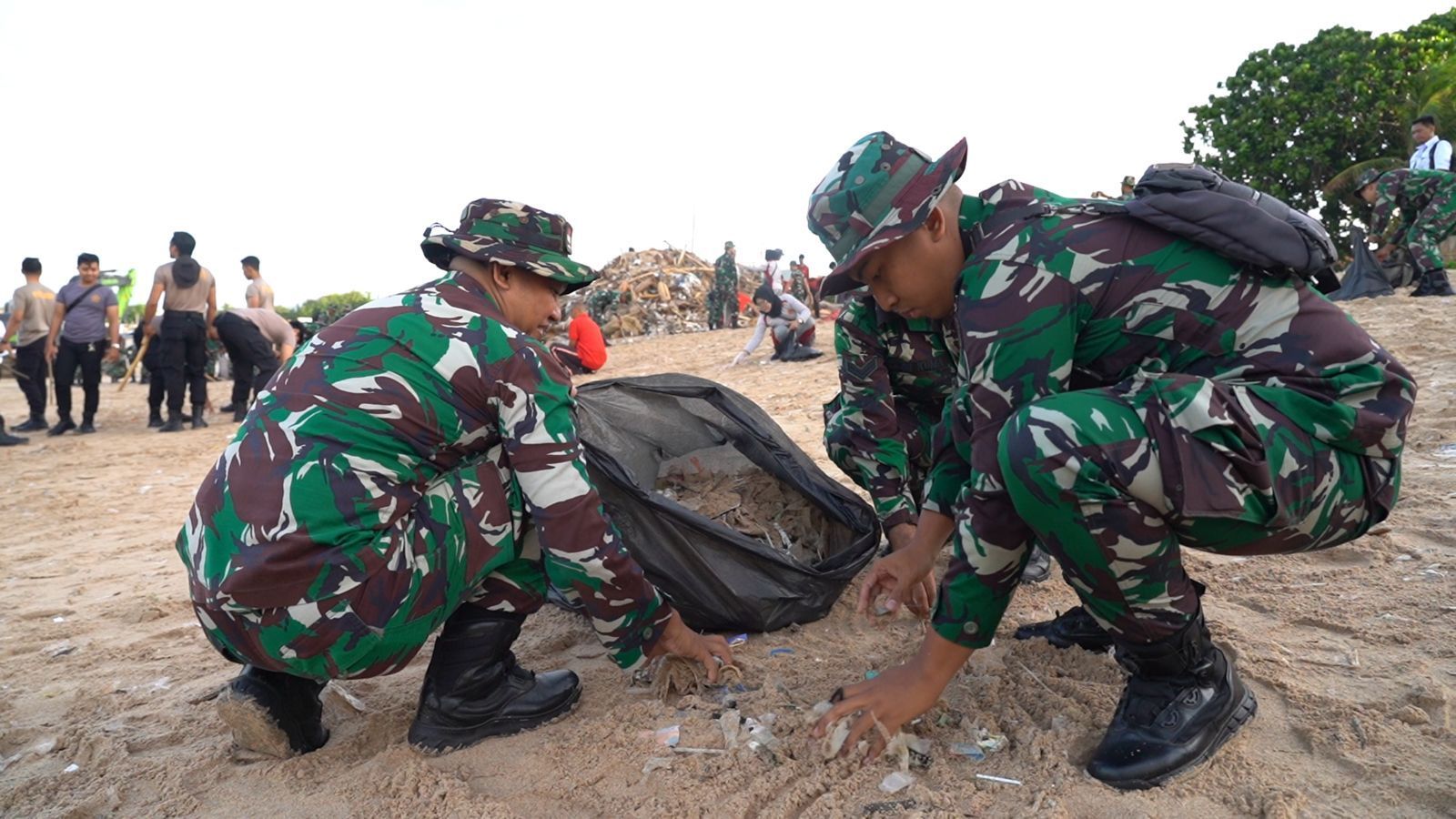 TNI dan Polri melakukan&nbsp;Gerakan Indonesia ASRI (Aman, Sehat, Resik, Indah). <b>(Istimewa)</b>
